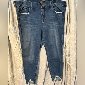 torrid/Size 26/Cropped Jean Frayed at Bottom/3 Button